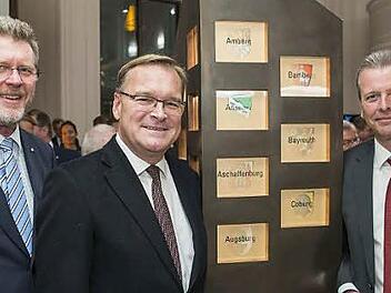 Staatsminister Marcel Huber, Oberb&uuml;rgermeister Andreas Starke und Oberb&uuml;rgermeister Ulrich Maly, der Vorsitzende des Bayerischen St&auml;dtetages vor der Wappenstele  Foto: Henning Schacht