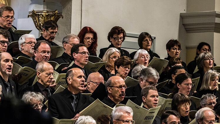 Ein beeindruckendes Konzert zum Totensonntag gestaltete der Coburger Bachchor unter Peter Stenglein in der Morizkirche. Foto: Jochen Berger
