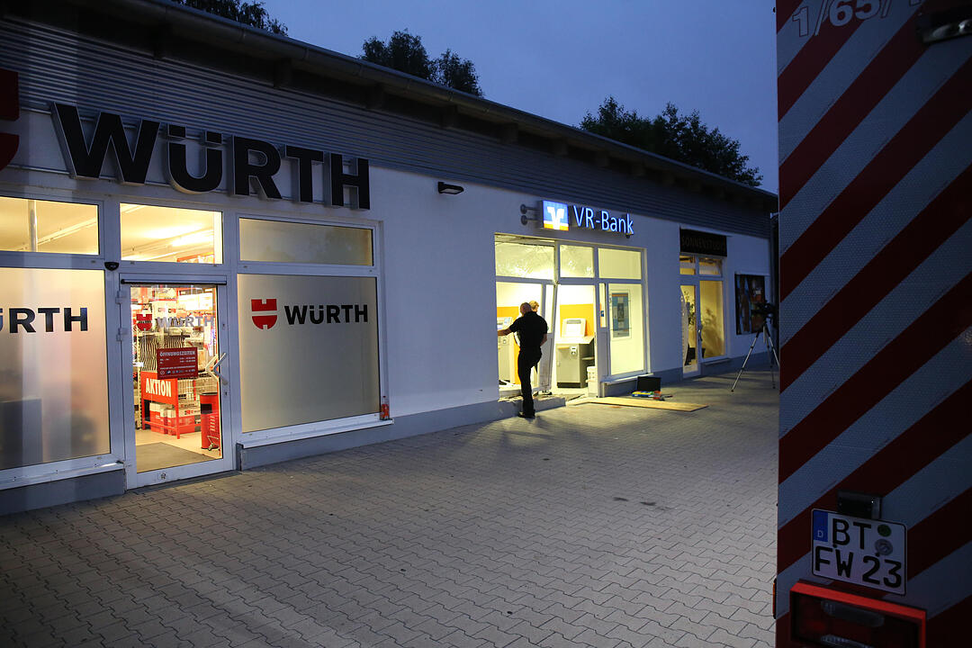 Unfall in Bayreuth: Auto kracht in Bank