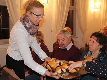Bei der Bürgerversammlung am Sonntag teilte Thermen-Geschäftsführerin Stine Michel Bratwurstbrötchen aus. Es sind die ersten Bratwürste, die  im Welcome-Center zubereitet wurden. Foto: Lutz Lange