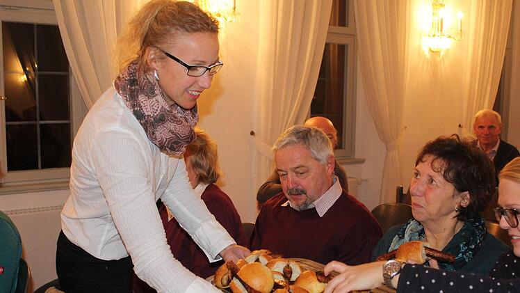 Bei der Bürgerversammlung am Sonntag teilte Thermen-Geschäftsführerin Stine Michel Bratwurstbrötchen aus. Es sind die ersten Bratwürste, die  im Welcome-Center zubereitet wurden. Foto: Lutz Lange