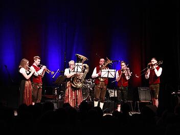 Die Buckenhofener Musiker machten den Anfang auf der Bühne. Mit einem eingeschobenen Gesangsstück überraschten sie die Zuhörer.
