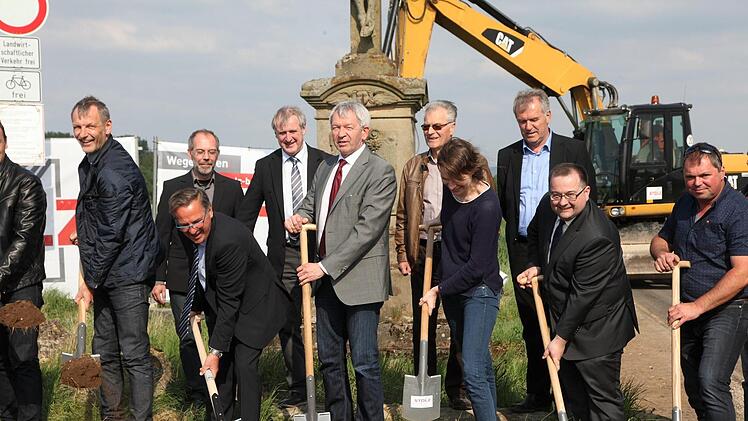 Die erste Reihe beim Spatenstich für  den Ausbau der BA 5 zwischen Hallstadt und Gundelsbeim, ein wichtiger Akteur fehlt - der Gundelsheimer Bürgermeister. Foto: Rudolf Mader
