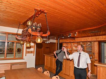 Da hängt das gute Stück: Bürgermeister Bernd Reisenweber (rechts)  hat  für Berthold Köhler jede Menge Anekdoten rund um die Stammtisch-Lampe im "Stern" parat. Foto: Ronald Rinklef