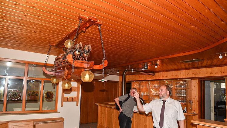 Da hängt das gute Stück: Bürgermeister Bernd Reisenweber (rechts)  hat  für Berthold Köhler jede Menge Anekdoten rund um die Stammtisch-Lampe im "Stern" parat. Foto: Ronald Rinklef