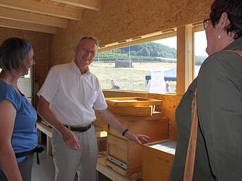 Jungimker tauschen sich im neuen Lehrbienenstand aus. Foto: Carmen Schwind