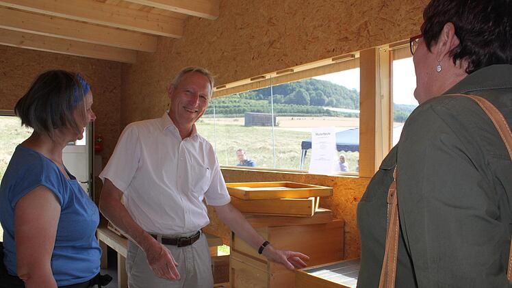 Jungimker tauschen sich im neuen Lehrbienenstand aus. Foto: Carmen Schwind