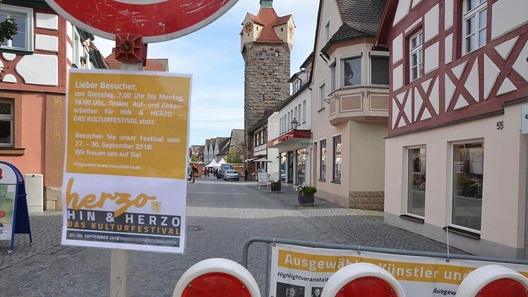 Mit Hinweisschildern werden die Bürger informiert.