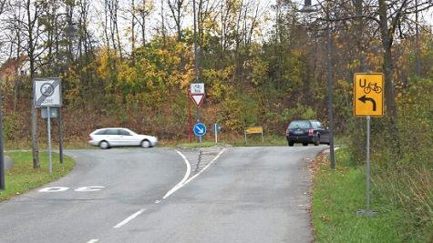 Gegenüber der Einmündung des Lerchenwegs versperrt noch ein hoher Erdwall den Weg nach oben. Foto: Hans Kurz