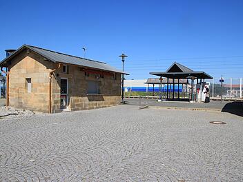 Der Kiosk am Bahnhof ist geschlossen, Karten gibt es nur am Automaten, ebenso etwas Reiseverpflegung.
