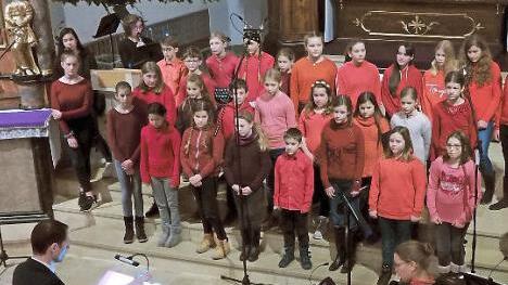 Der Unterstufenchor unter der Leitung von Georg Schlee (l.) bei dem Mini-Musical "Der Stern"