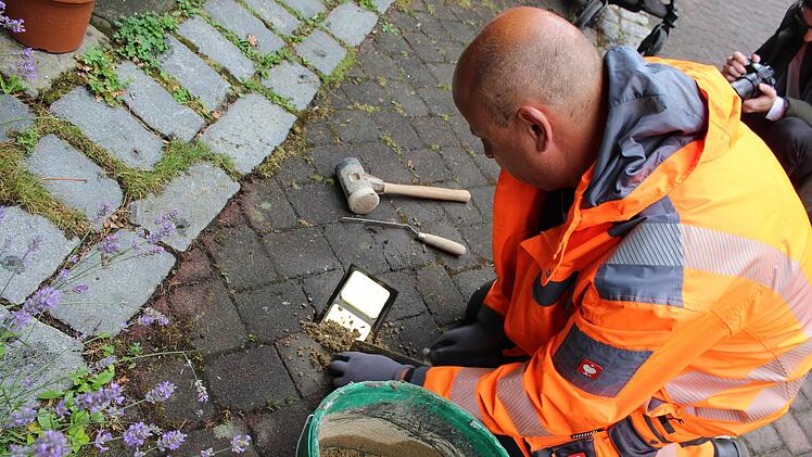 Heiko Hörnis vom städtischen Bauhof übernimmt die Verlegung der Stolpersteine. Foto: Julia Raab
