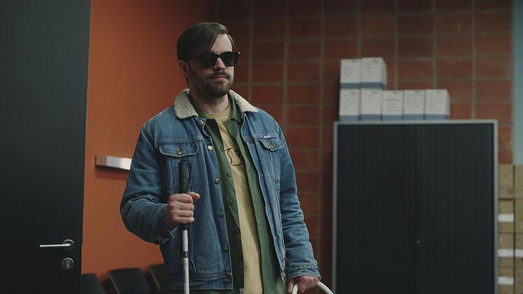 Roman (Bart Kelchtermans) und sein Blindenhund arbeiten ab sofort f&uuml;r die Polizei Rotterdam. Eine Kostprobe seines K&ouml;nnens bietet Roman gleich zu Beginn der Serie, als es um den Tod eines Kranfahrers im Hafen von Rotterdam geht.