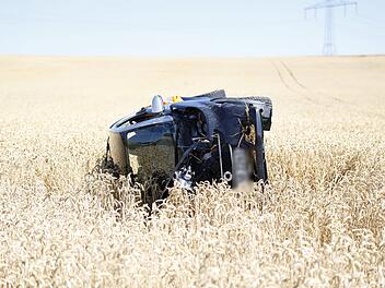 Unfall bei Veitsbronn: Auto &uuml;berschl&auml;gt sich - Ersthelfer befreit Fahrerin
