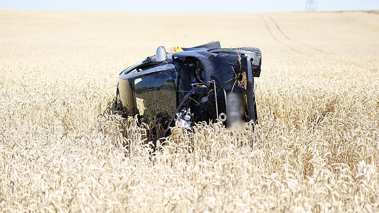 Smart &uuml;berschl&auml;gt sich in Getreidefeld: Ersthelfer befreit verletzte Fahrerin