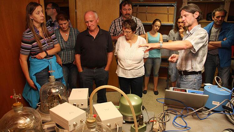 Der Physiker Klaus Stemmler (r.) erläutert die technischen Instrumente der Messstation.