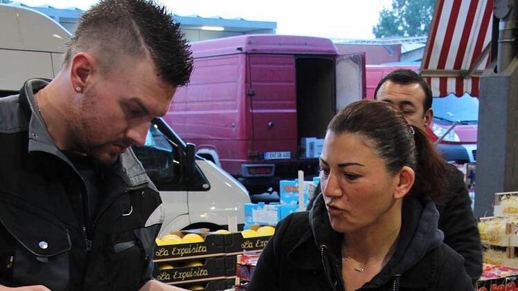 Ob Großhändler oder Marktfrau: "Am Ende muss der Kunde mit der Ware zufrieden sein", das sieht auch Olli (links) so.  