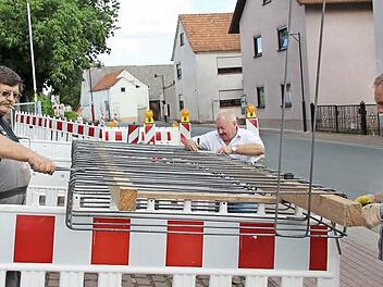 Die Vorarbeiten für die neue Mauer am Kindergarten sind in vollem Gange. Fotos: Heike Beudert