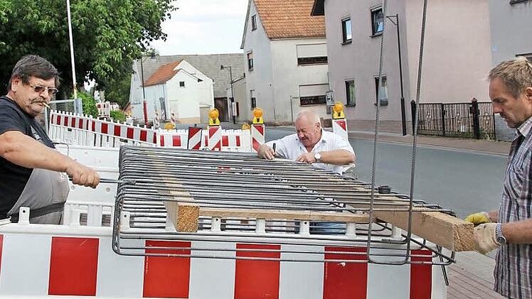 Die Vorarbeiten für die neue Mauer am Kindergarten sind in vollem Gange. Fotos: Heike Beudert