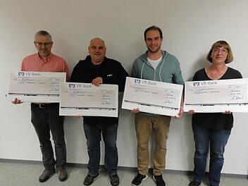 Petra Straub (Kindergarten), Andreas Straub (DJK), Bernd Müller (Feuerwehr) und Harald Kässner (SKK) erhielten von den Bömlichshocker in Stralsbach eine Spende für die Jugendarbeit. Foto: privat
