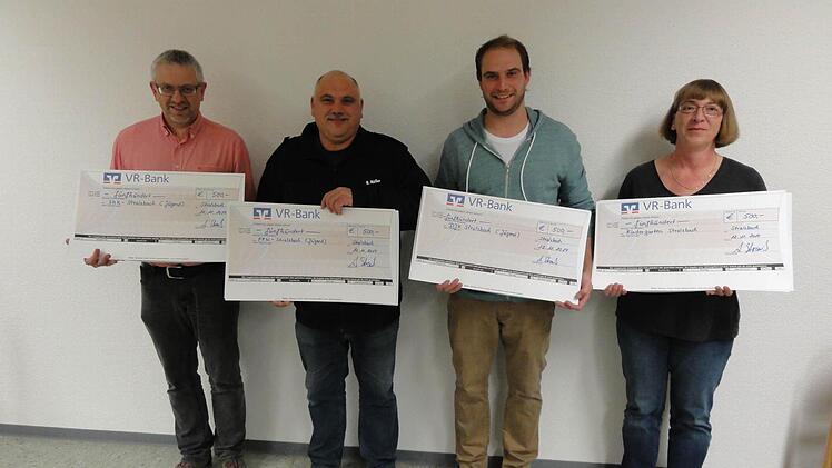 Petra Straub (Kindergarten), Andreas Straub (DJK), Bernd Müller (Feuerwehr) und Harald Kässner (SKK) erhielten von den Bömlichshocker in Stralsbach eine Spende für die Jugendarbeit. Foto: privat