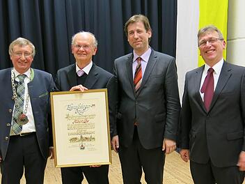 Bei der Übergabe der Ehrenbürger-Urkunde: (v.l.) Bürgermeister Paul Steins, Pfarrer Albert Löhr, Landrat Hermann Ulm und der Poxdorfer Pfarrgemeinderats-Vorsitzende Alfons Singer. Foto: Niemann