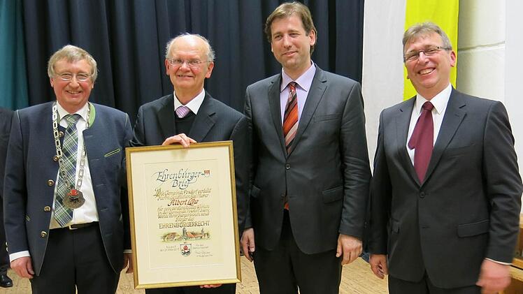 Bei der Übergabe der Ehrenbürger-Urkunde: (v.l.) Bürgermeister Paul Steins, Pfarrer Albert Löhr, Landrat Hermann Ulm und der Poxdorfer Pfarrgemeinderats-Vorsitzende Alfons Singer. Foto: Niemann