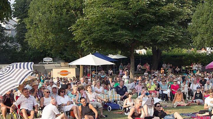 Impressionen vom Open-Air-Konzert mit dem Orchester der "Gesellschaft der Musikfreunde Neustadt".Foto: Albert Höchstädter