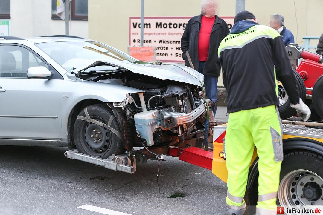 Ampel an Kreuzung ausgefallen - Zwei Pkw kollidieren in Obermichelbach