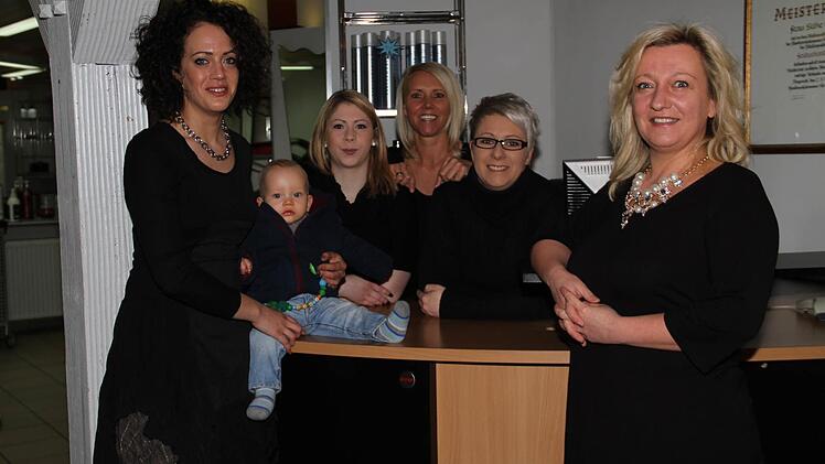 Zeit für eine neue Frisur? Meinen Sie nicht auch? Dann schauen Sie doch mal vorbei! Trendige Schnitte, edle Farben - das Team von Silke´s Haarstudio mit (von links) Inhaberin Silke Gerber, Babsi Ebner, Sandra Bechmann, Michelle Chatman und Hanna Neukam berät Sie gerne und freut sich auf ihren Besuch.  Foto: Gerda Völk
