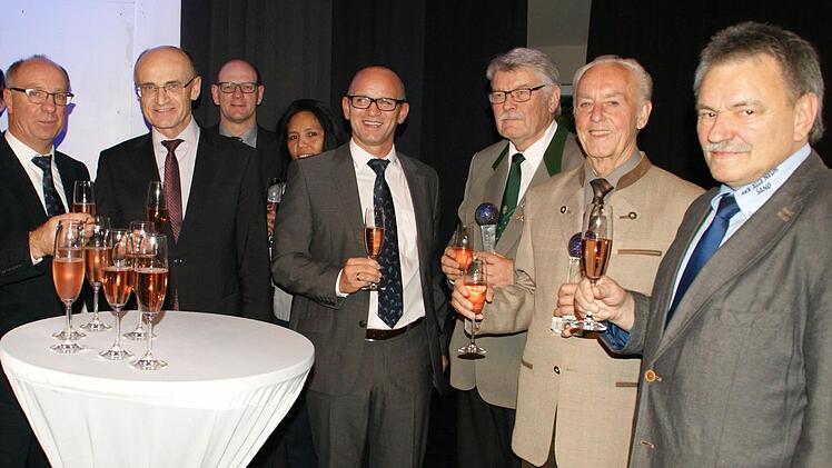 Viele Gründe zum Anstoßen gab es bei der BLSV-Sportgala. Unser Bild zeigt von links: Kreisvorsitzenden Gerald Makowski, Landrat Wilhelm Schneider, Zeils Bürgermeister Thomas Stadelmann, BLSV-Bezirksvorsitzenden Günter Jackl, Lebenswerk-Award-Träger Dieter Koch, Sportler des Jahres Heinrich Rambacher und Laudator Ernst Albert.