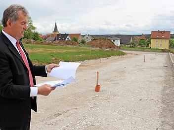 Pommersfeldens Bürgermeister Hans Beck rechnet damit, dass die Straße im Sambacher Neubaugebiet "Hofleite” in wenigen Wochen fertig ist. Bauherren müssten jedoch nicht warten: Sie können bereits jetzt starten. Foto: Evi Seeger