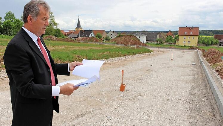 Pommersfeldens Bürgermeister Hans Beck rechnet damit, dass die Straße im Sambacher Neubaugebiet "Hofleite” in wenigen Wochen fertig ist. Bauherren müssten jedoch nicht warten: Sie können bereits jetzt starten. Foto: Evi Seeger