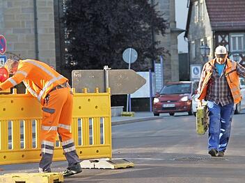 Nach dreiwöchiger Sperrung der Kreisstraße LIF 13 bauten Arbeiter am Montagabend die Straßensperren ab.  Foto: Gerda Völk