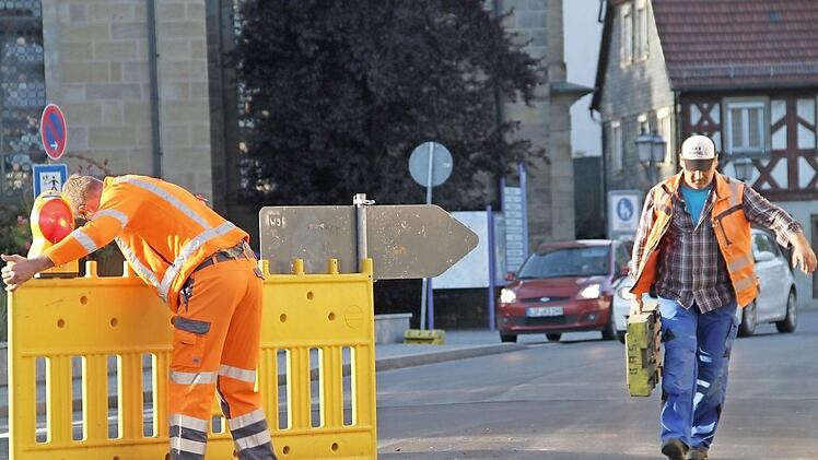 Nach dreiwöchiger Sperrung der Kreisstraße LIF 13 bauten Arbeiter am Montagabend die Straßensperren ab.  Foto: Gerda Völk