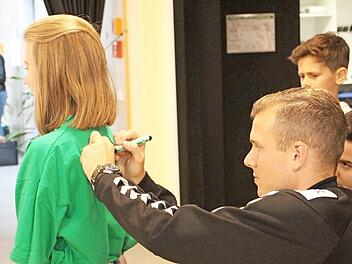 Richard Magyar unterschrieb auch auf T-Shirts. Foto: Yannick Hupfer