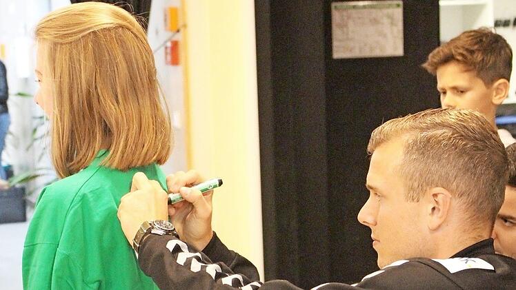 Richard Magyar unterschrieb auch auf T-Shirts. Foto: Yannick Hupfer