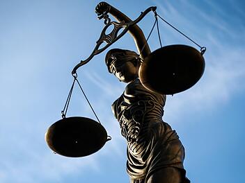 In welche Richtung wird Justitia bei dem Angeklagten aus dem Landkreis Kronach  die Waage bewegen - hier eine Statue in Bamberg.Symbolfoto: David Ebener/dpa
