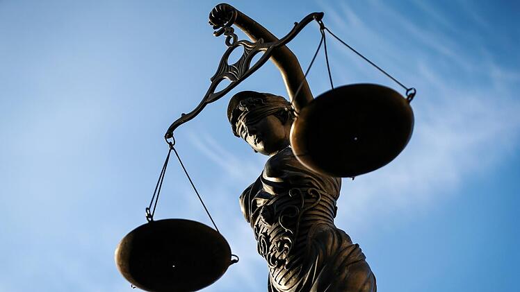 In welche Richtung wird Justitia bei dem Angeklagten aus dem Landkreis Kronach  die Waage bewegen - hier eine Statue in Bamberg.Symbolfoto: David Ebener/dpa