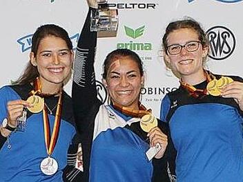 Mit Lisa Schnaidt (rechts) und Andrea Heckner (Mitte) errang die Königsbergerin Miriam Piechaczek in der Disziplin Sportpistole den deutschen Mannschaftstitel. Foto: BSSB