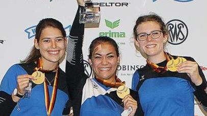 Mit Lisa Schnaidt (rechts) und Andrea Heckner (Mitte) errang die Königsbergerin Miriam Piechaczek in der Disziplin Sportpistole den deutschen Mannschaftstitel. Foto: BSSB