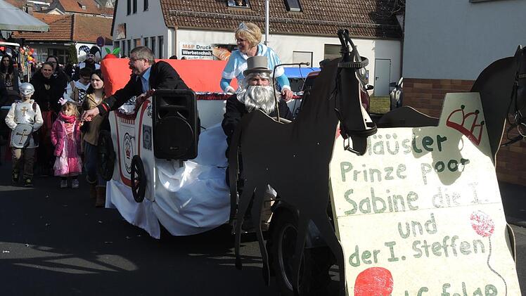 Sabine I und Steffen II führten den Reigen der Faschingswägen an.Bernd Czelustek