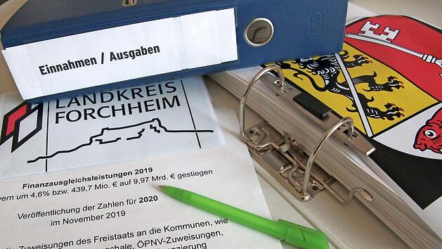 Kreisk&auml;mmerin Carmen Stumpf hat errechnet, dass der Landkreis keine neuen Schulden machen muss und sogar Kredite abbezahlen kann.  Foto: Josef Hofbauer