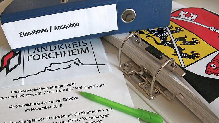 Kreiskämmerin Carmen Stumpf hat errechnet, dass der Landkreis keine neuen Schulden machen muss und sogar Kredite abbezahlen kann.  Foto: Josef Hofbauer