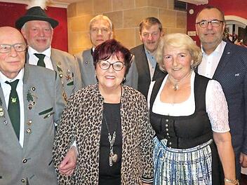 Bernd Riedel wurde für 25 Jahre Mitgliedschaft geehrt, Mathilde Meußer für 35 Jahre, daneben Vorsitzende Anna Maria Krappmann (vorne von links). Sie kam bei der Vereinsmeisterschaft auf Platz drei. Dahinter von links Josef Ruppenstein (Zweiter bei der Vereinsmeisterschaft), Vereinsmeister Norbert Lurtz, Josef Eichhorn (25 Jahre Mitgliedschaft) und Gratulant Bürgermeister Jürgen Kohmann Foto: Monika Schütz