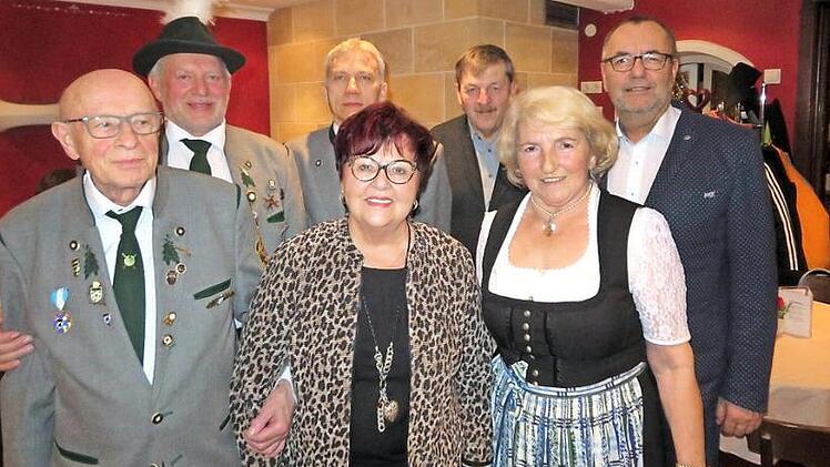 Bernd Riedel wurde für 25 Jahre Mitgliedschaft geehrt, Mathilde Meußer für 35 Jahre, daneben Vorsitzende Anna Maria Krappmann (vorne von links). Sie kam bei der Vereinsmeisterschaft auf Platz drei. Dahinter von links Josef Ruppenstein (Zweiter bei der Vereinsmeisterschaft), Vereinsmeister Norbert Lurtz, Josef Eichhorn (25 Jahre Mitgliedschaft) und Gratulant Bürgermeister Jürgen Kohmann Foto: Monika Schütz