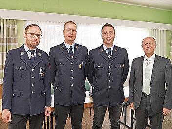 Thomas Haas (bisheriger Kommandant), Thorsten K&uuml;chler (neuer Kommandant), Andreas Neuner (neuer Adjutant), B&uuml;rgermeister Markus Gr&uuml;ner