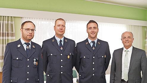 Thomas Haas (bisheriger Kommandant), Thorsten K&uuml;chler (neuer Kommandant), Andreas Neuner (neuer Adjutant), B&uuml;rgermeister Markus Gr&uuml;ner