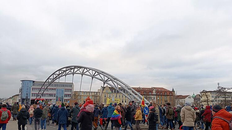 Große Demo in Bamberg: Tausende Menschen ziehen durch die Straßen