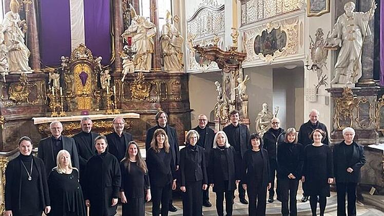 Das Ensemble Vokal M&uuml;nnerstadt beim Adventskonzert 2025.